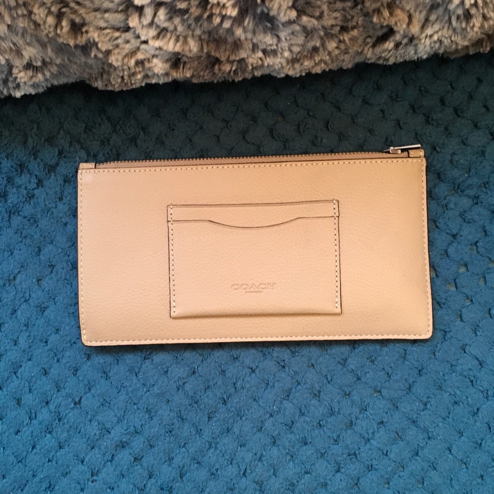 Coach Beige Leather thin Clutch/phone/wallet beige, New with tags